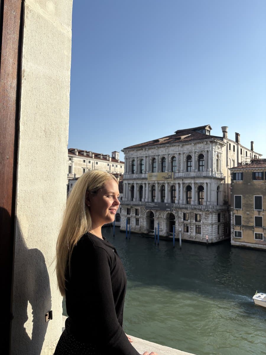 Lindsay overlooking the Grand Canal